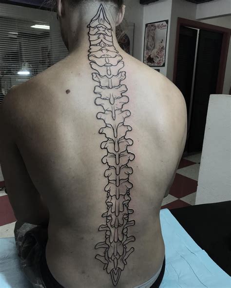 tatouage colone vertebrale homme|89 idées de Tatouages colonne vertebrale en 2024 